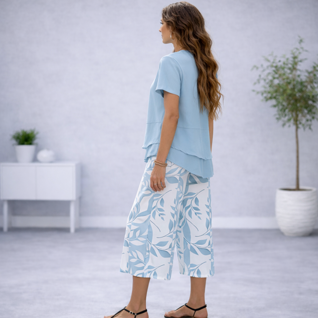 Conjunto camiseta asimétrica y pantalón estampado